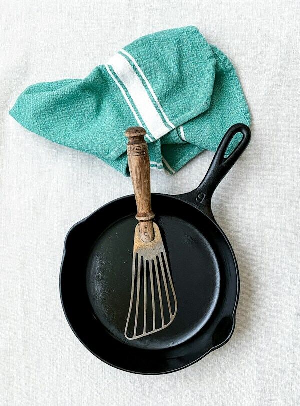 Washing a cast iron pan